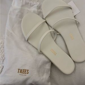TKEES GEMMA SANDALS IN WHITE